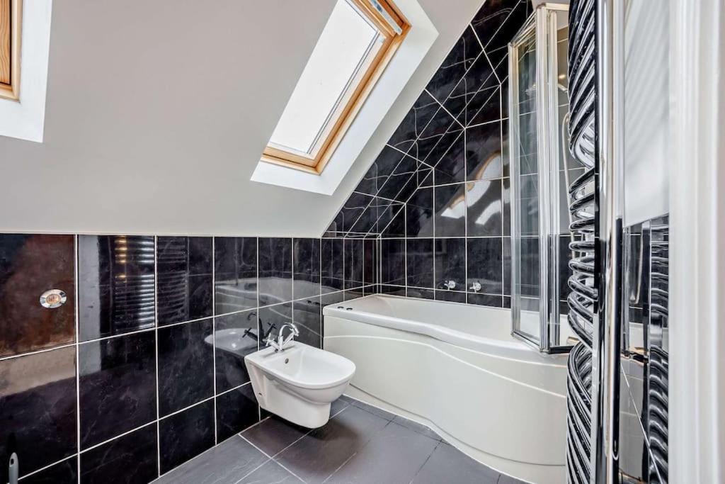 Beautiful 4-5 Bedroom Village House With Rural Views Salford  Kültér fotó