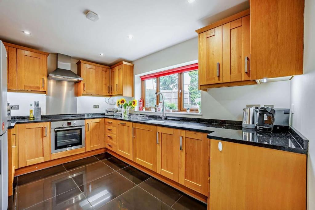 Beautiful 4-5 Bedroom Village House With Rural Views Salford  Kültér fotó