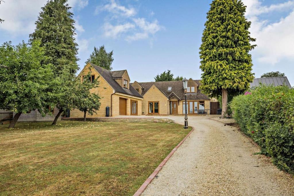 Beautiful 4-5 Bedroom Village House With Rural Views Salford  Kültér fotó