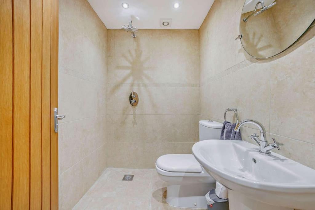 Beautiful 4-5 Bedroom Village House With Rural Views Salford  Kültér fotó
