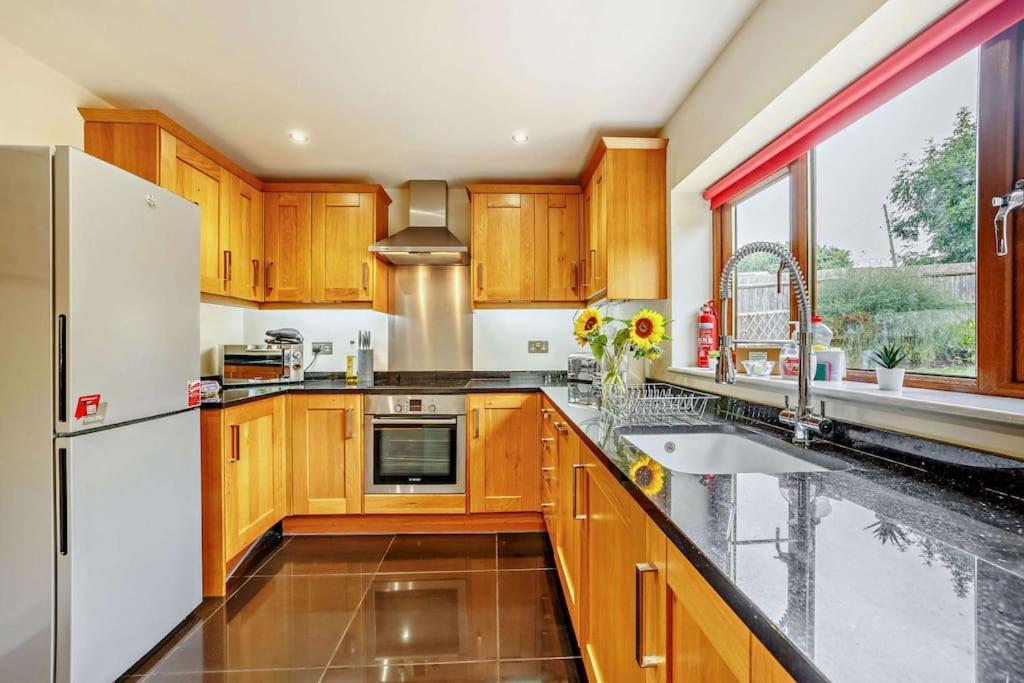 Beautiful 4-5 Bedroom Village House With Rural Views Salford  Kültér fotó